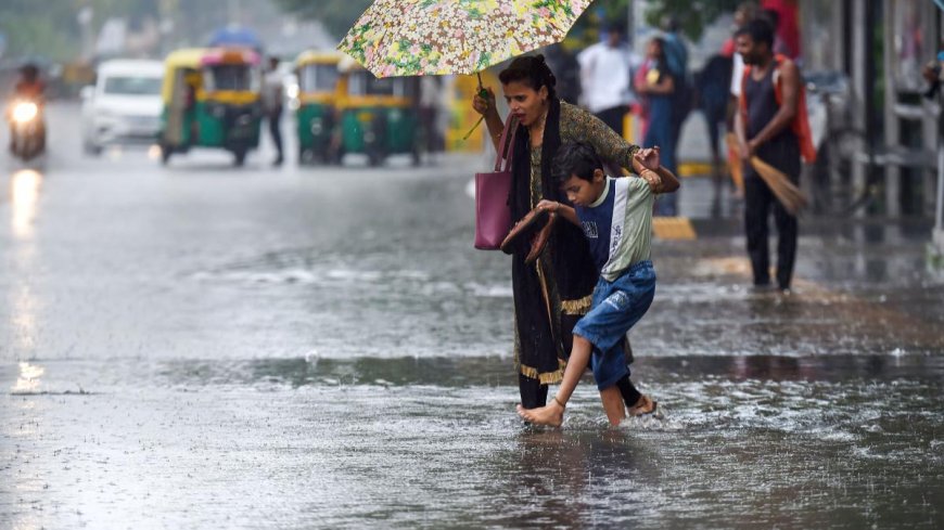 दिल्ली-NCR में भारी बारिश से सड़कों पर पानी, ट्रैफिक जाम से जनजीवन अस्त-व्यस्त