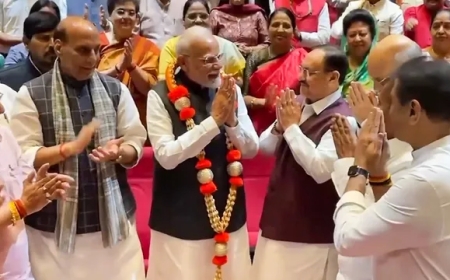 NDA संसदीय दल की बैठक, रक्षा मंत्री ने PM मोदी को सम्मानित किया