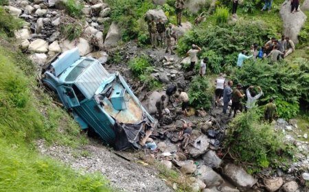 जम्मू-कश्मीर के उधमपुर में CRPF का बंकर व्हीकल खाई में गिरा, 2 जवान शहीद, 12 घायल