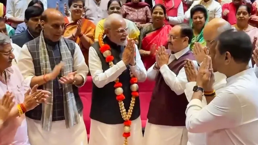 NDA संसदीय दल की बैठक, रक्षा मंत्री ने PM मोदी को सम्मानित किया