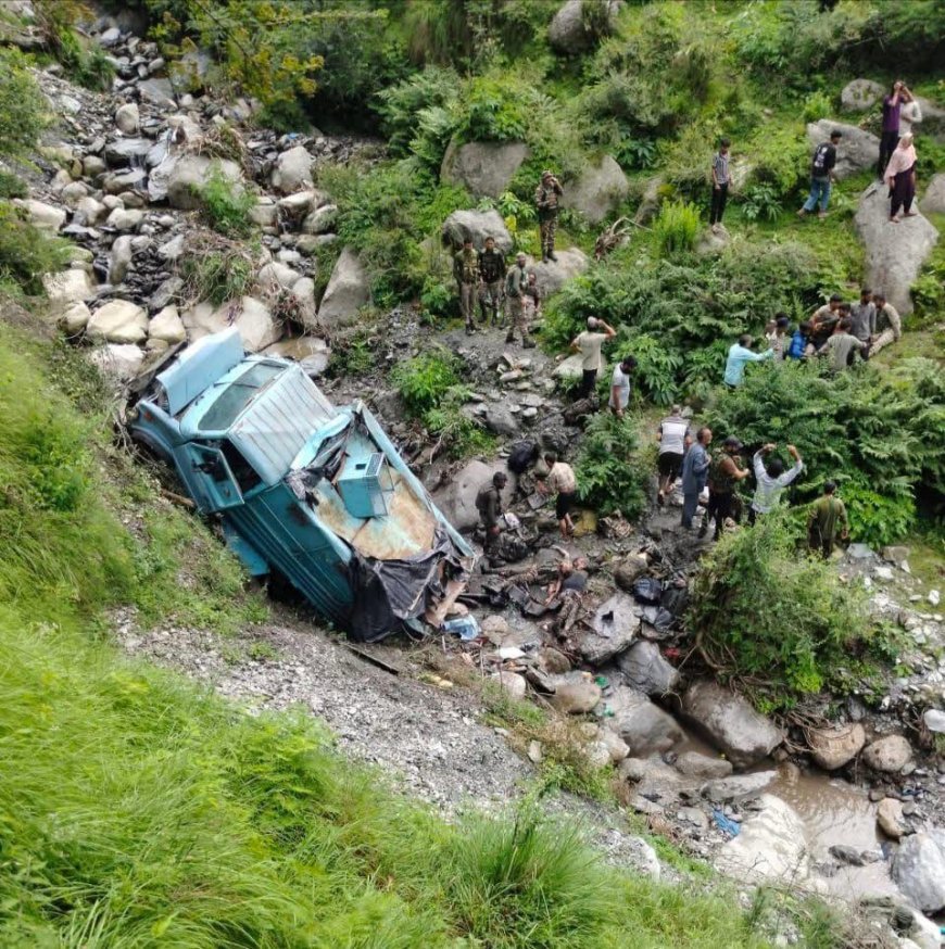 जम्मू-कश्मीर के उधमपुर में CRPF का बंकर व्हीकल खाई में गिरा, 2 जवान शहीद, 12 घायल