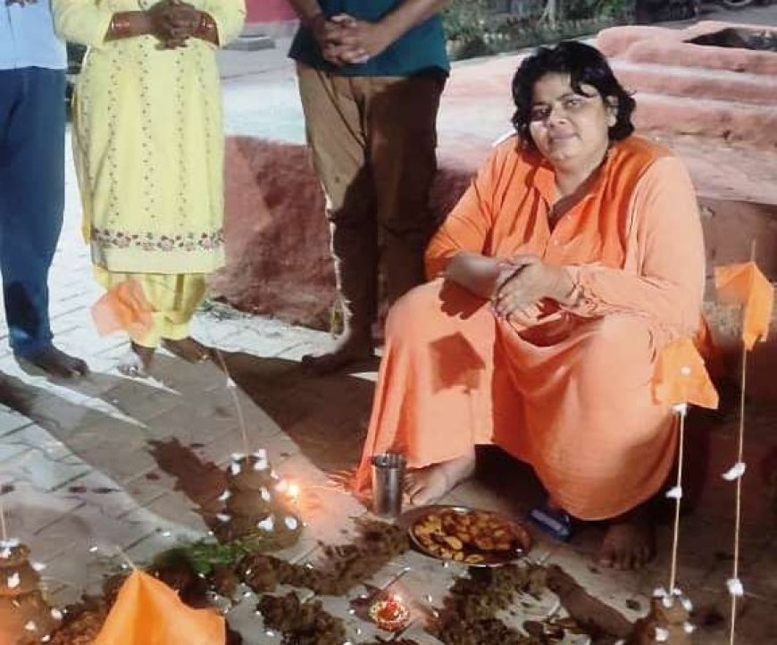 Govardhan Puja was performed at the Shri Markandeshwar Mahadev Temple, modeled after Mathura-Vrindavan, Saints and women created an idol of Govardhan Maharaj from cow dung