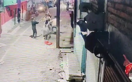 Chaos in Katni over firecrackers, Two groups clash with sticks and rods, injuring six people