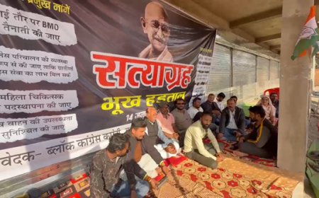 Congress workers protest against the dilapidated health system in Barwara block
